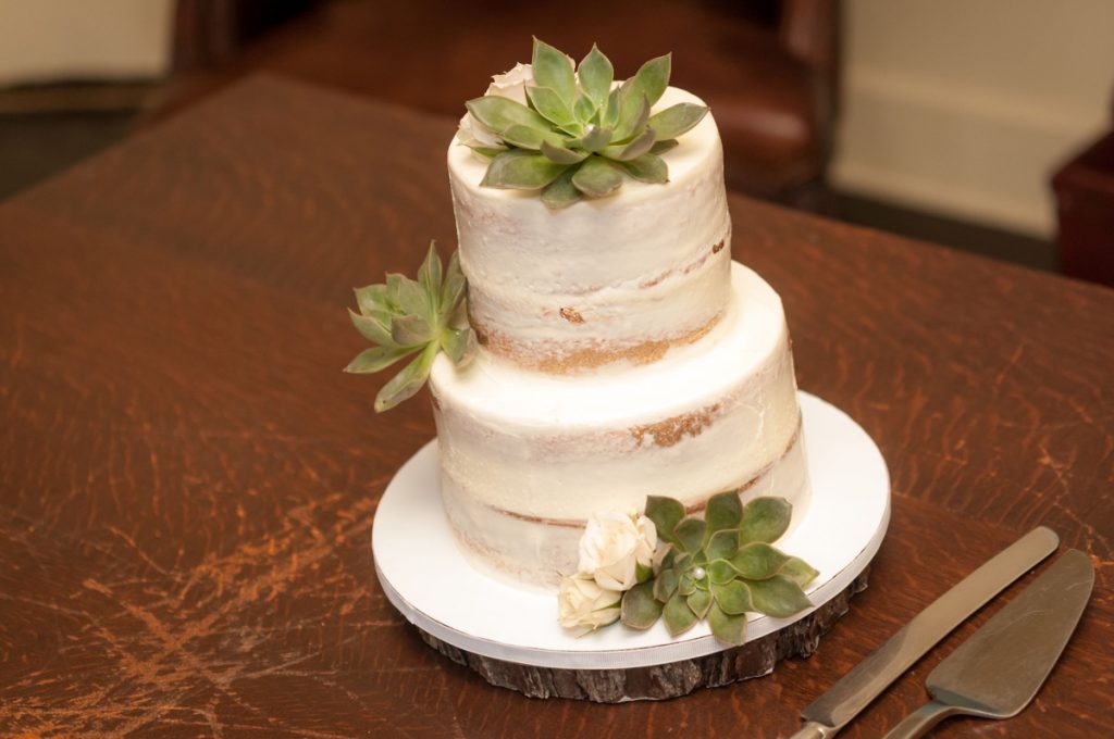 Freesia Designs small wedding cakes, too!