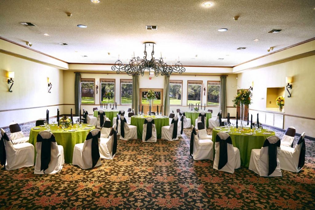 A simple banquet decorated in green, white, and black at Fair Oaks Ranch Golf and Country Club