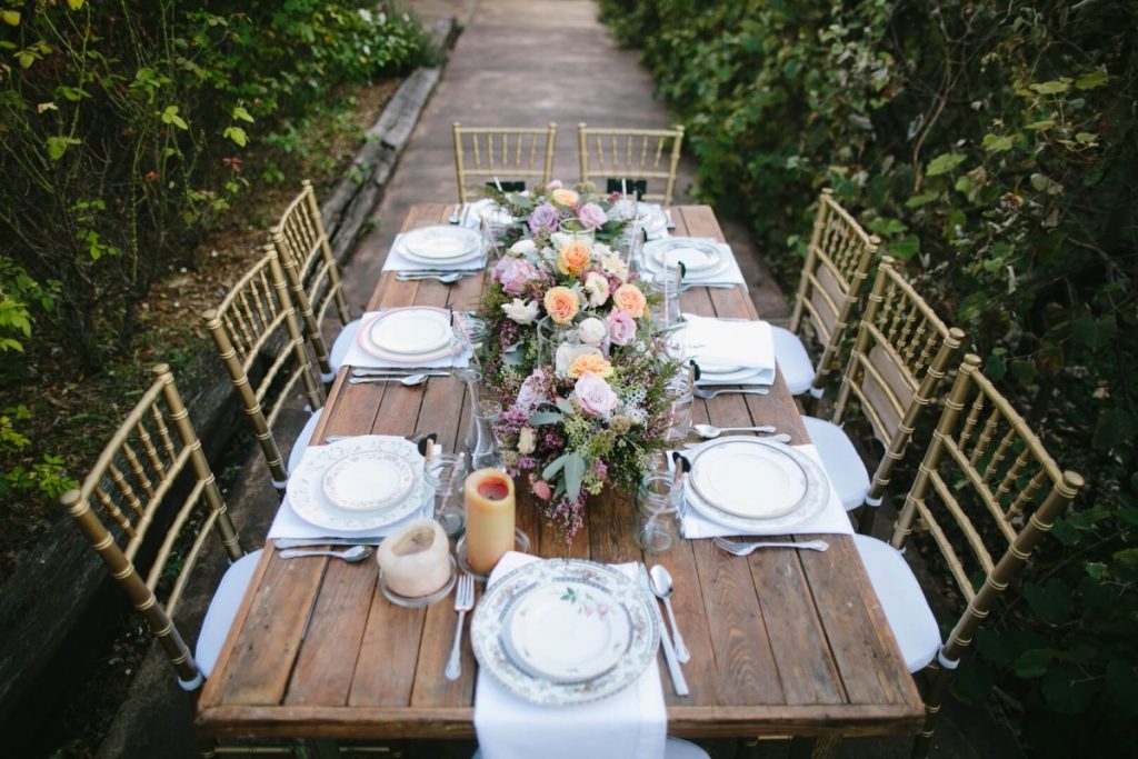 This centerpiece enhances the rustic tabletop, while the chevalier chairs actually contrasts the urban rustic-ness of the whole thing! Cool idea Freesia Designs!