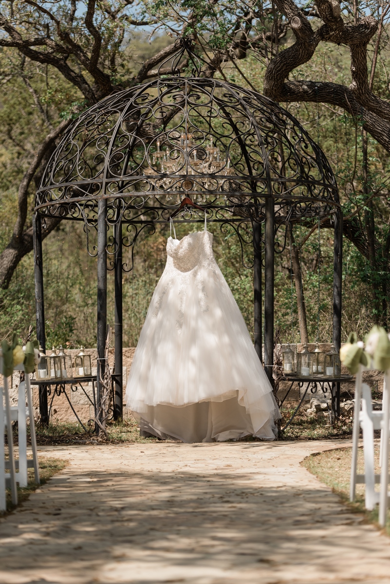 texas wildflower themed wedding in the texas hill country