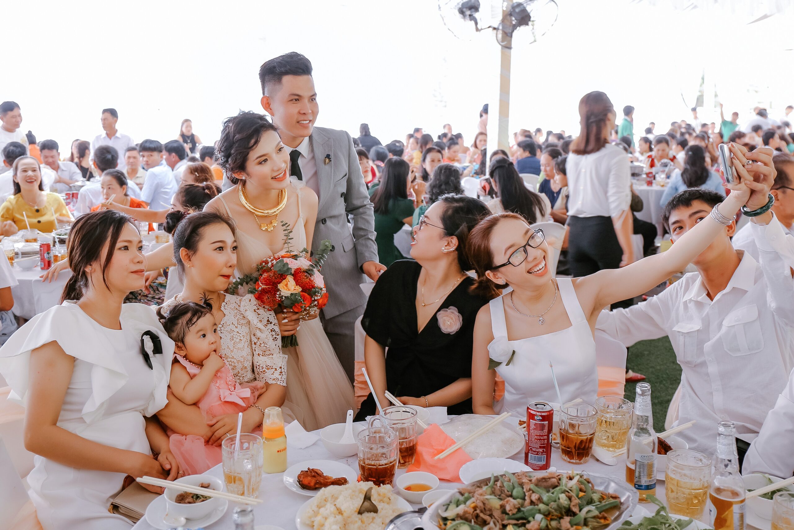how to be a good wedding guest