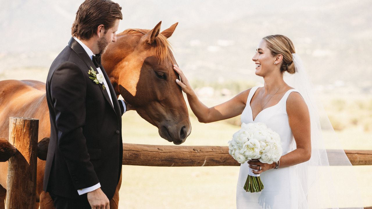 couples wedding photo with horse in Snowmass Colorado